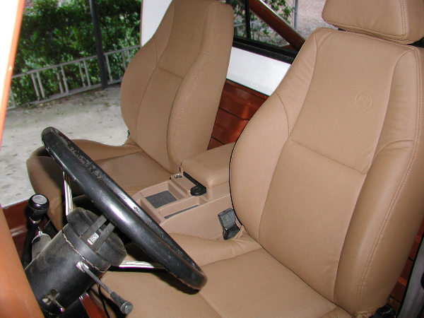 int_seats_console.jpg